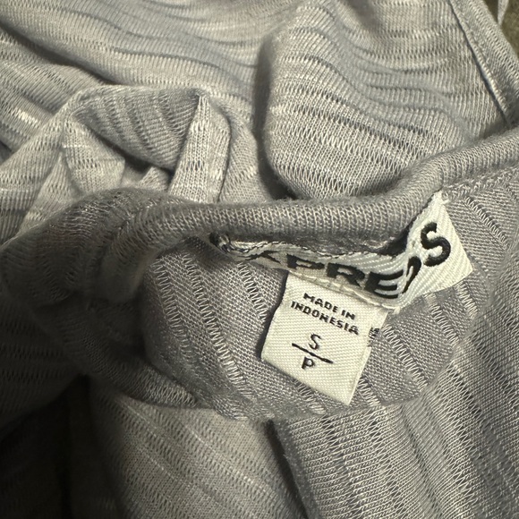 Light cute Express top in gray in a size small. - Picture 4 of 4